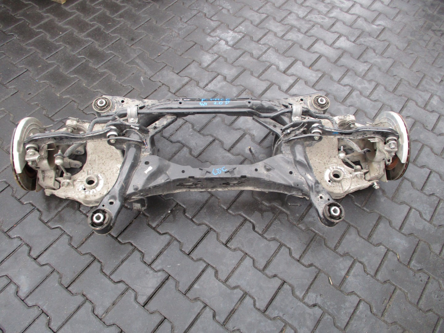 ZAWIESZENIE TYL JAGUAR F PACE 4X4 2,0D Typ samochodu Samochody osobowe