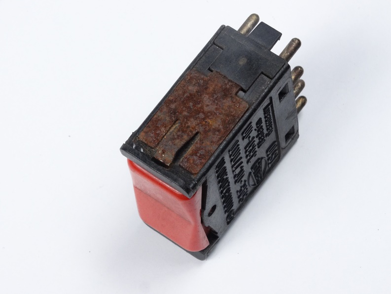 W123 W126 WŁĄCZNIK ŚWIATEŁ AWARYJNYCH 0008209010