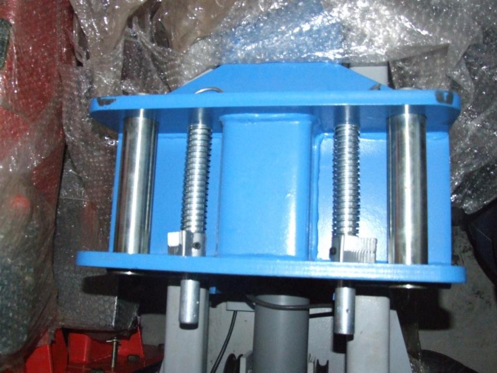 Podnosnik samochodowy dwukolumnowy 4T AUTOMAT Brand brak