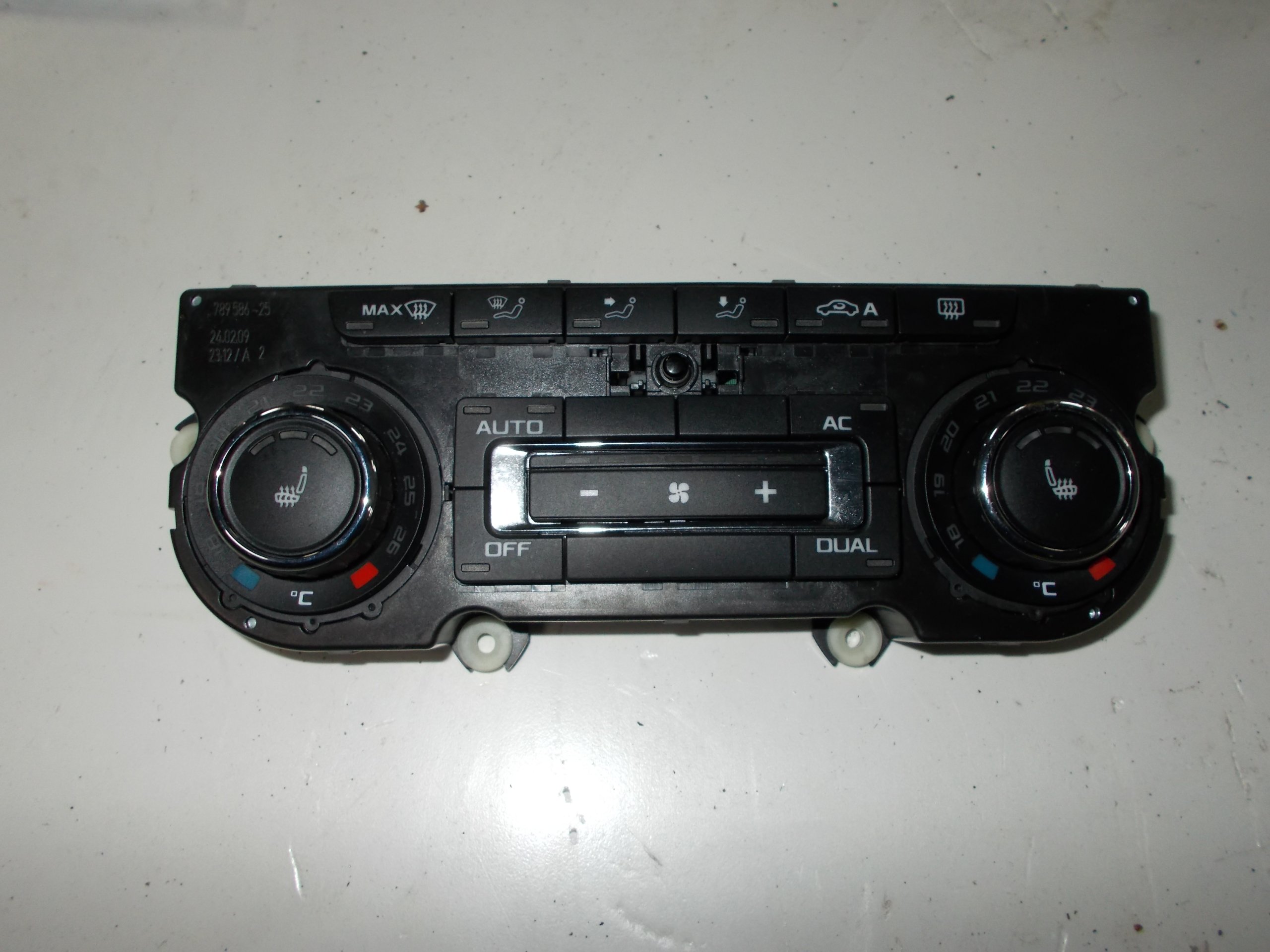 SUPERB II ПАНЕЛЬ КОНДИЦІОНУВАННЯ ПОВІТРЯ 3T0907044AG