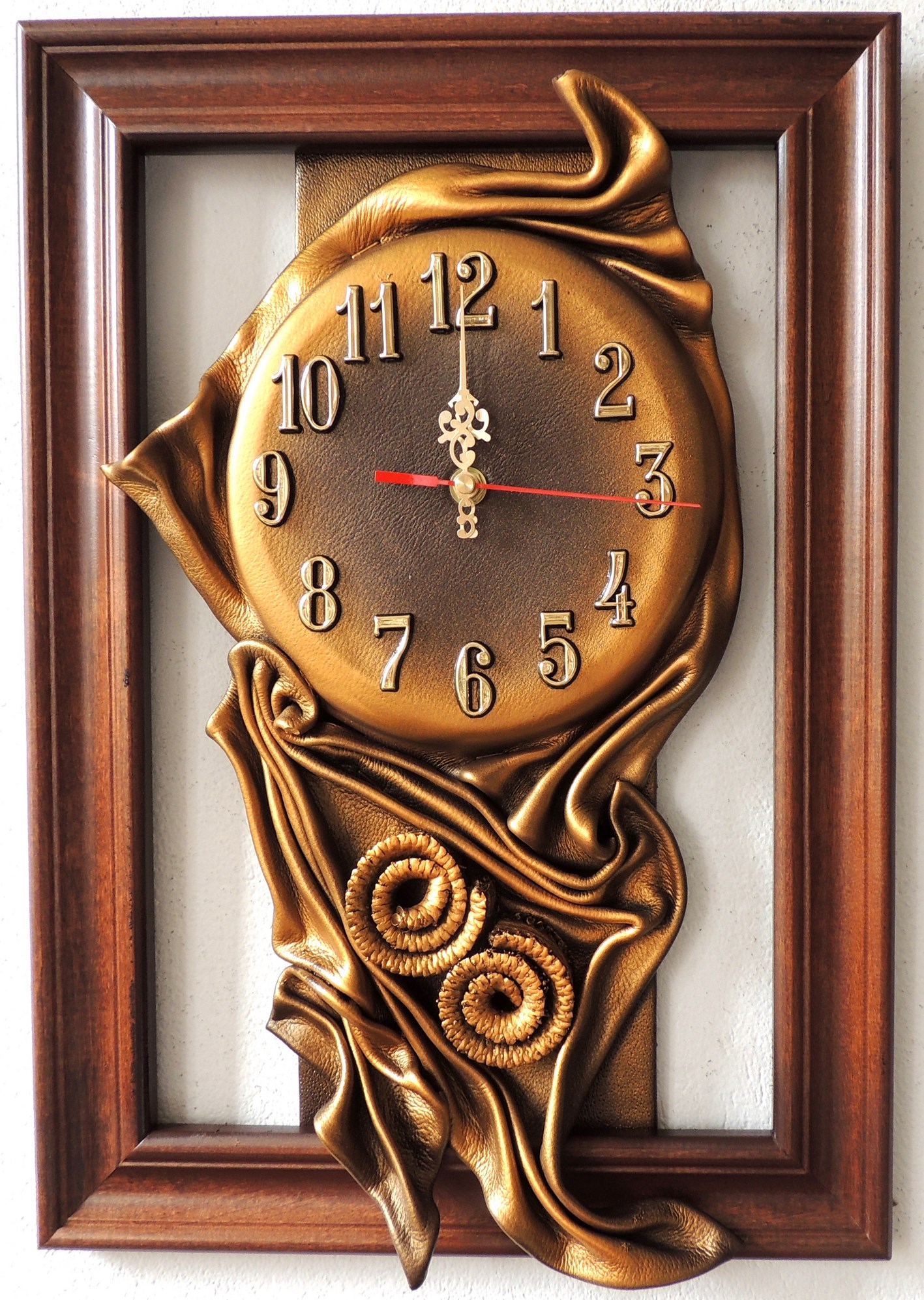 Zegar ścienny do salonu DREWNIANA RAMA skóra