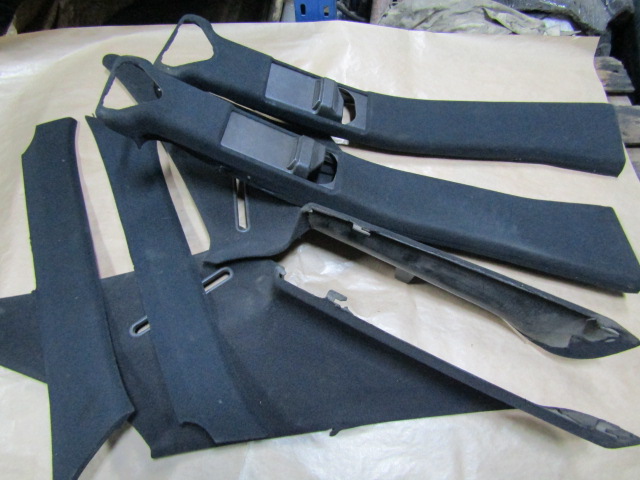 MERCEDES W202 LIFT TAPICERKA OSLONA SLUPKA B LEWA CZARNA