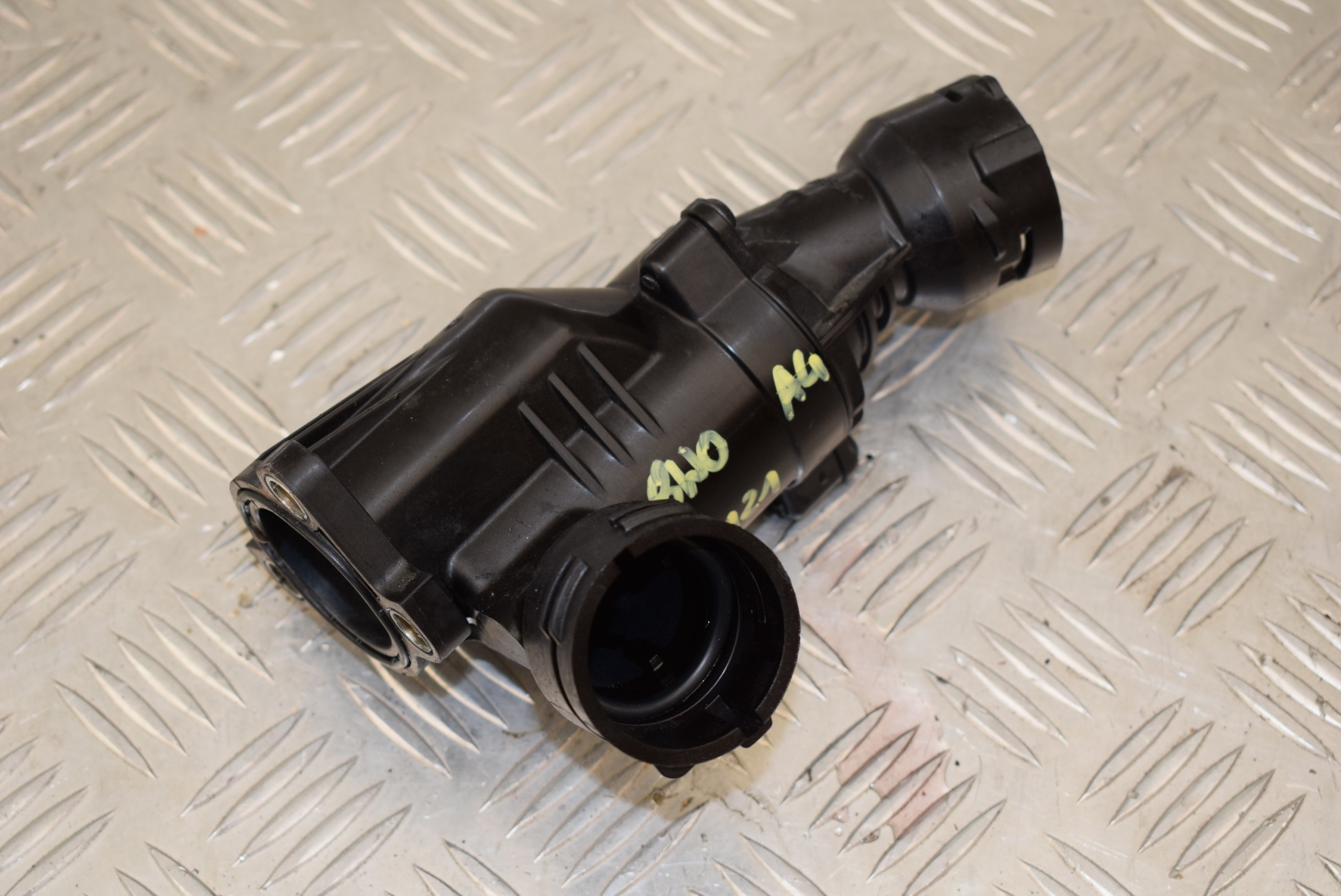 csomag TERMOSTATU AUDI A4 8W0 B9 04L121111H