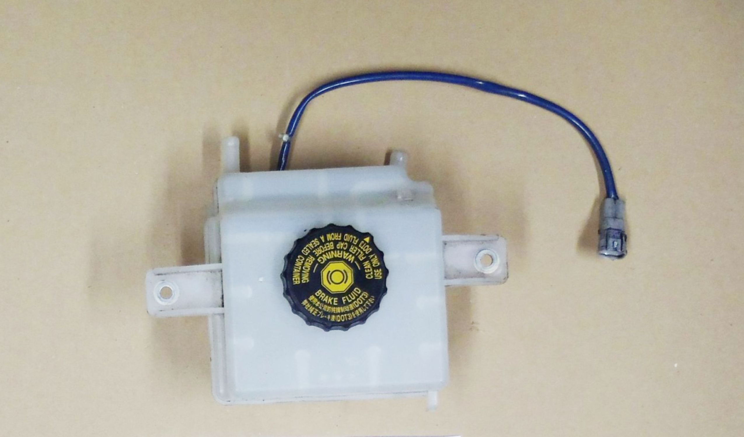 LEXUS CT200H 10-16 ZBIORNICZEK PŁYNU HAMULCOWEGO