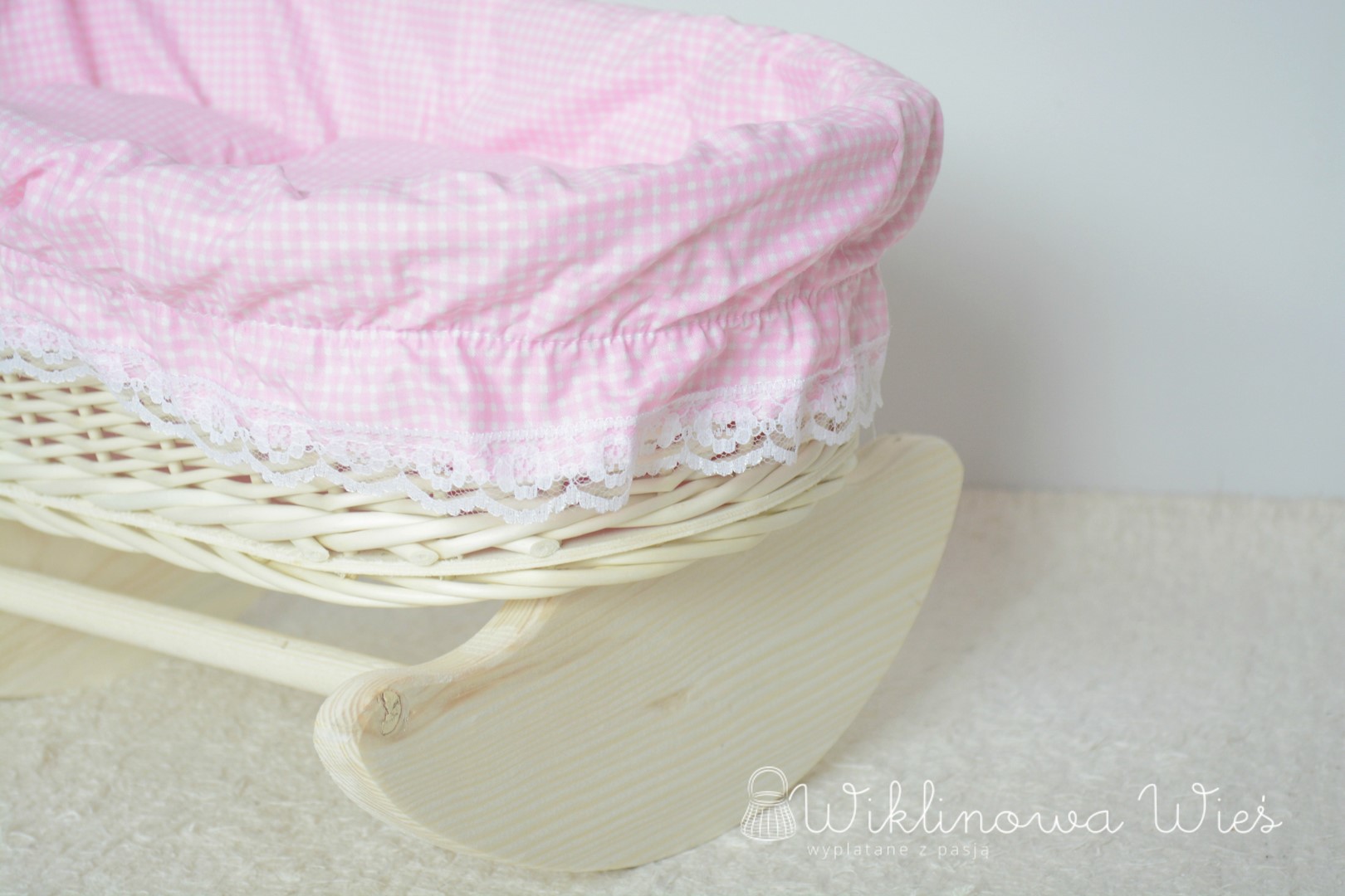 BIAŁA KOŁYSKA DLA LALEK Z WIKLINY RÓŻOWA KRATECZKA Płeć dziewczynki