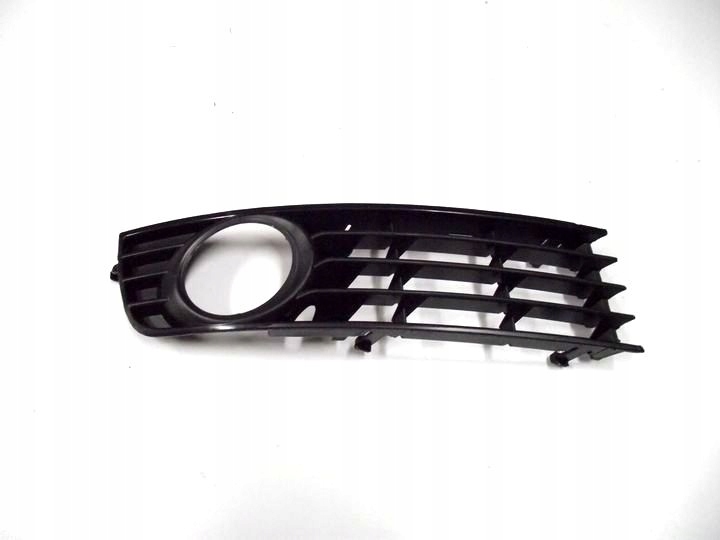 RAMKA ZAŚLEPKA HALOGENU PRAWA AUDI A4 B6 01-05r Źródło światła Tradycyjne / halogenowe