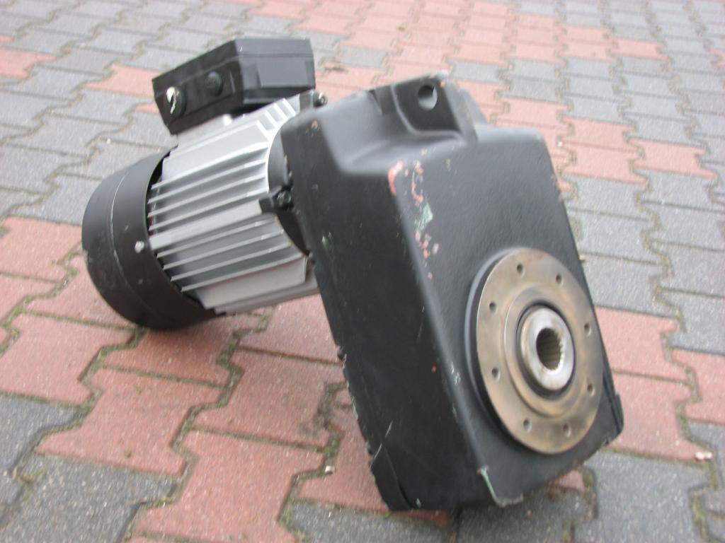 Motoreduktor dwubiegowy 0.75/3kw. 18/78obr./min. Kod producenta 8800032618