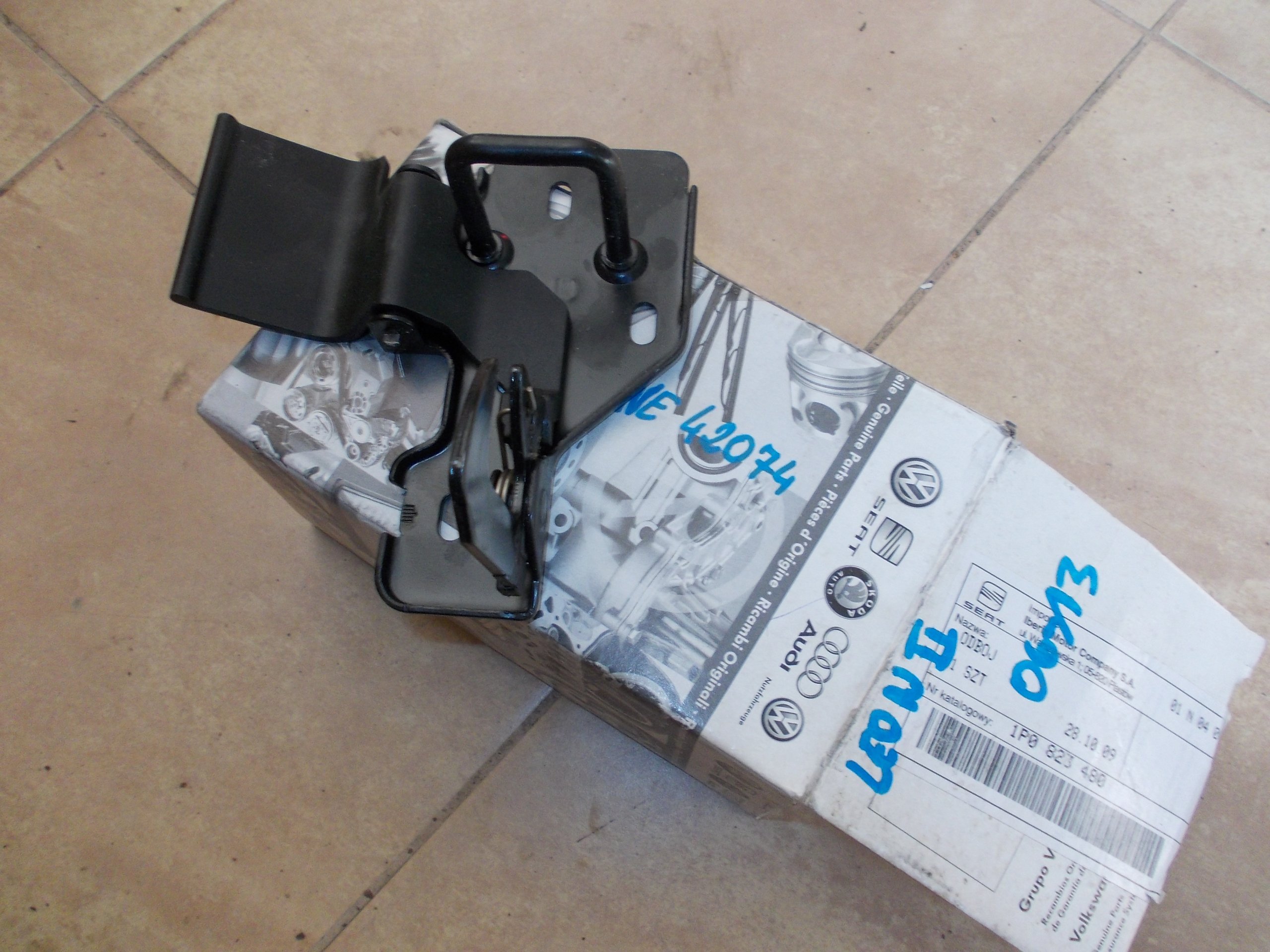ЗАМОК КАПОТА БОЛТ LEON II НОВЫЙ ORIG 1P0823480 X