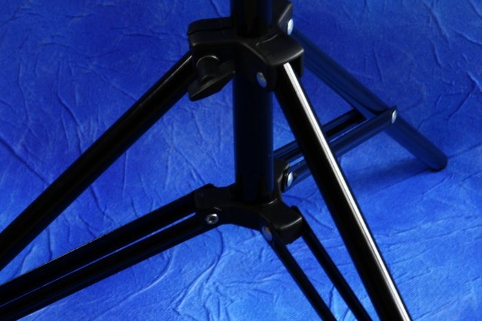 ZESTAW REPORTERSKI 3w1 Parasolka + Statyw 220cm + Uchwyt Lampa Błyskowa ISO Zawartość zestawu Parasolka Statyw