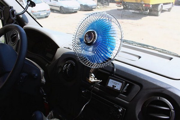 WIATRAK WENTYLATOR samochodowy 12V 6'' obrotowy EAN (GTIN) 5903999717674