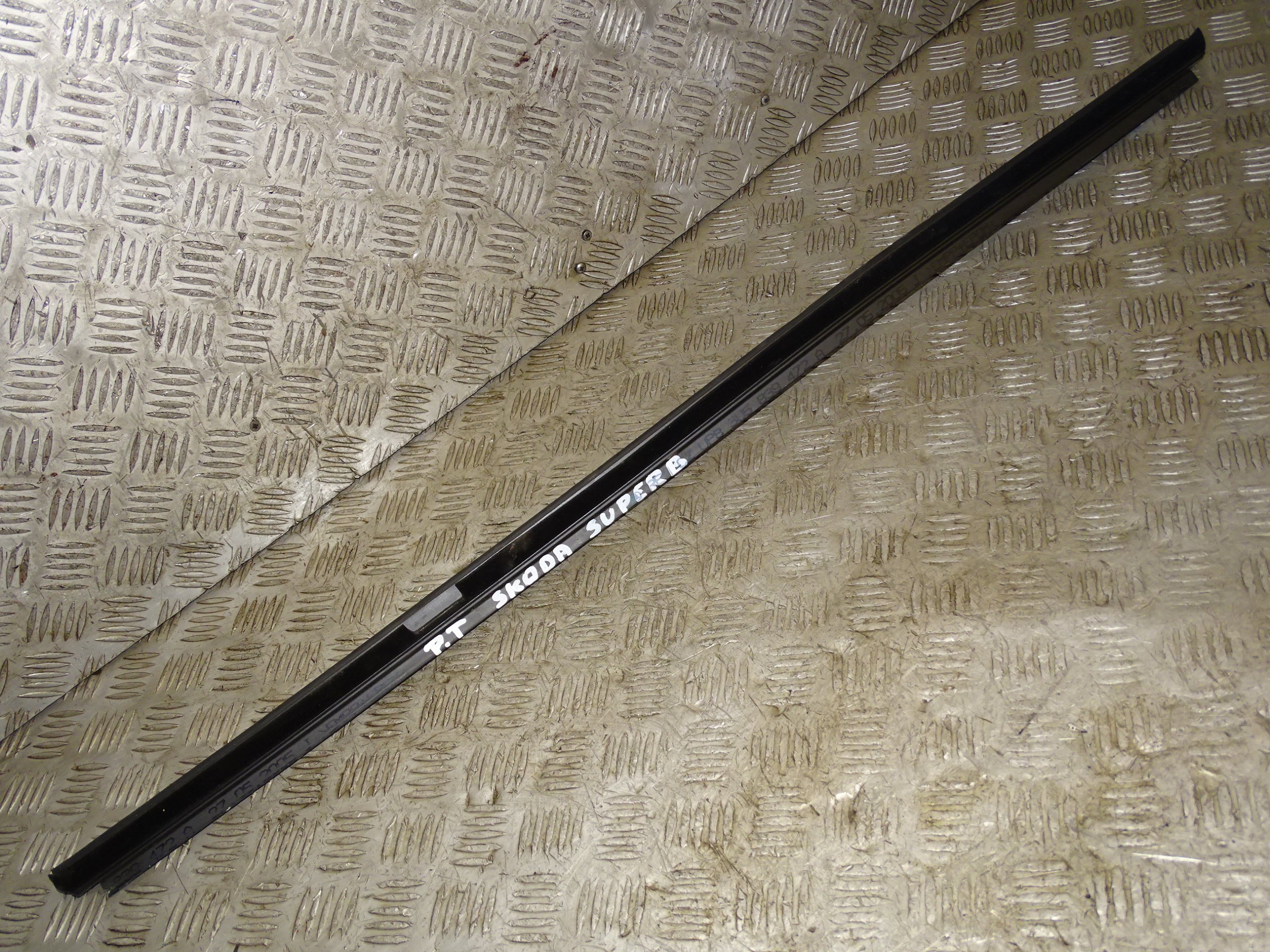 SKODA SUPERB I 01-08 @ LISTWA SZYBY PRAWY TYŁ