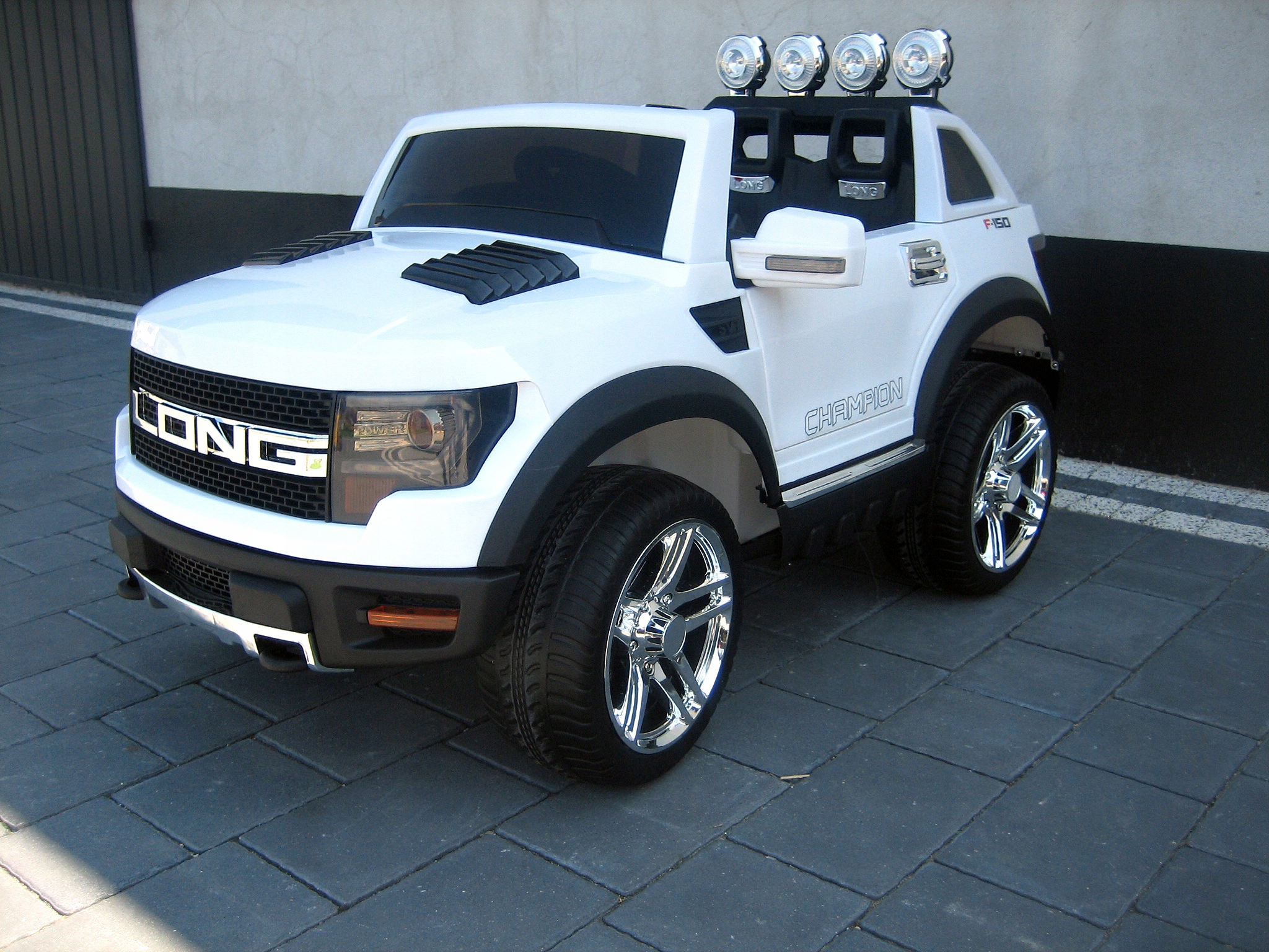 DWUOSOBOWY MASYWNY JEEP AUTO NA AKUMULATOR KOŁA EV Wiek dziecka 12 m +