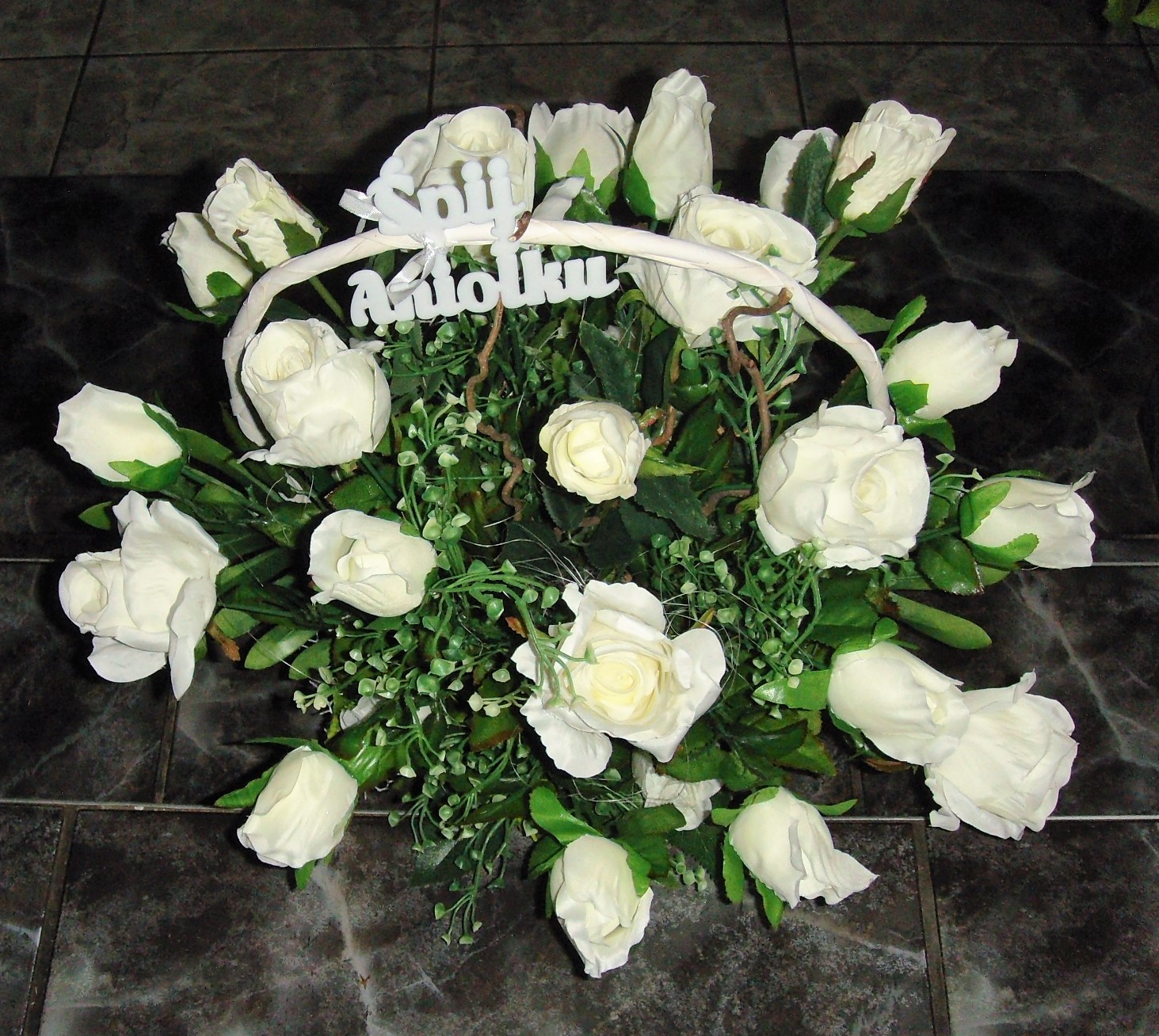 Корзина из белых роз на похороны
