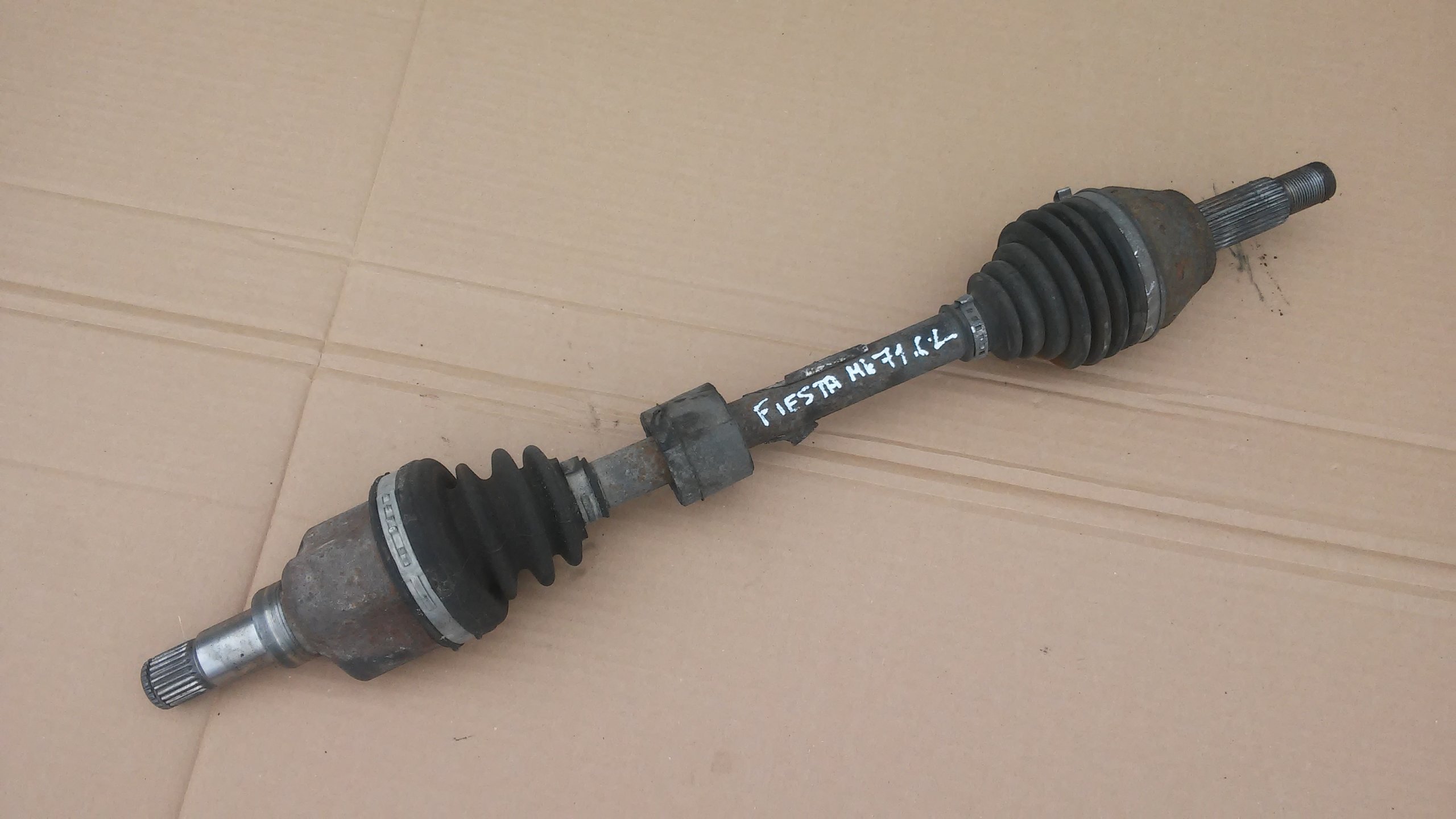 FORD FIESTA MK7 1.6 PÓŁOŚ PRZEDNIA L 8V51-3B437-CA