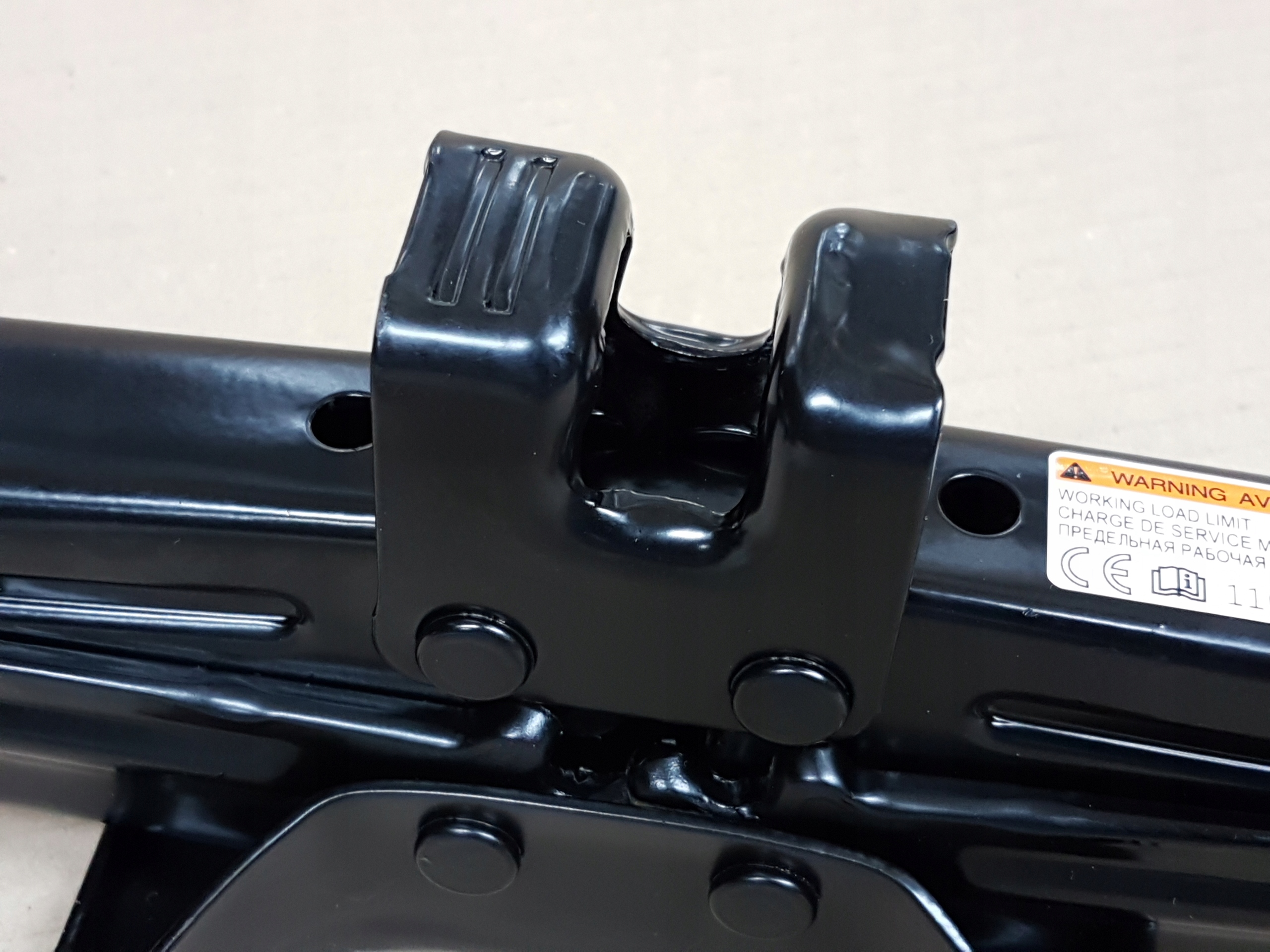 YARIS II 05 11 LEWAREK PODNOSNIK SAMOCHODU KOLA Producent code A09111 05050