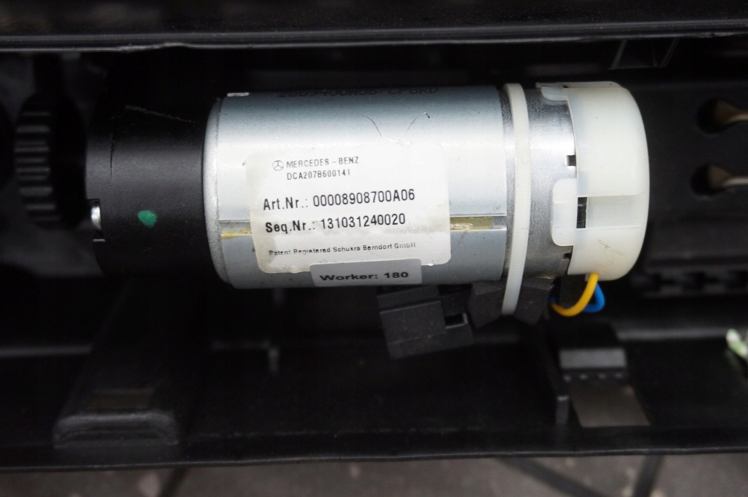 SILNICZEK WINDSHOT MERCEDES W207 A2078600141 Part manufacturer Mercedes Benz original OE