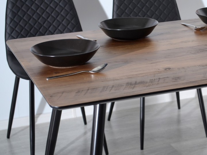 MAŁY LEKKI STÓŁ NA 4 NOGACH ONEKA ORZECH VINTAGE Głębokość mebla 80 cm