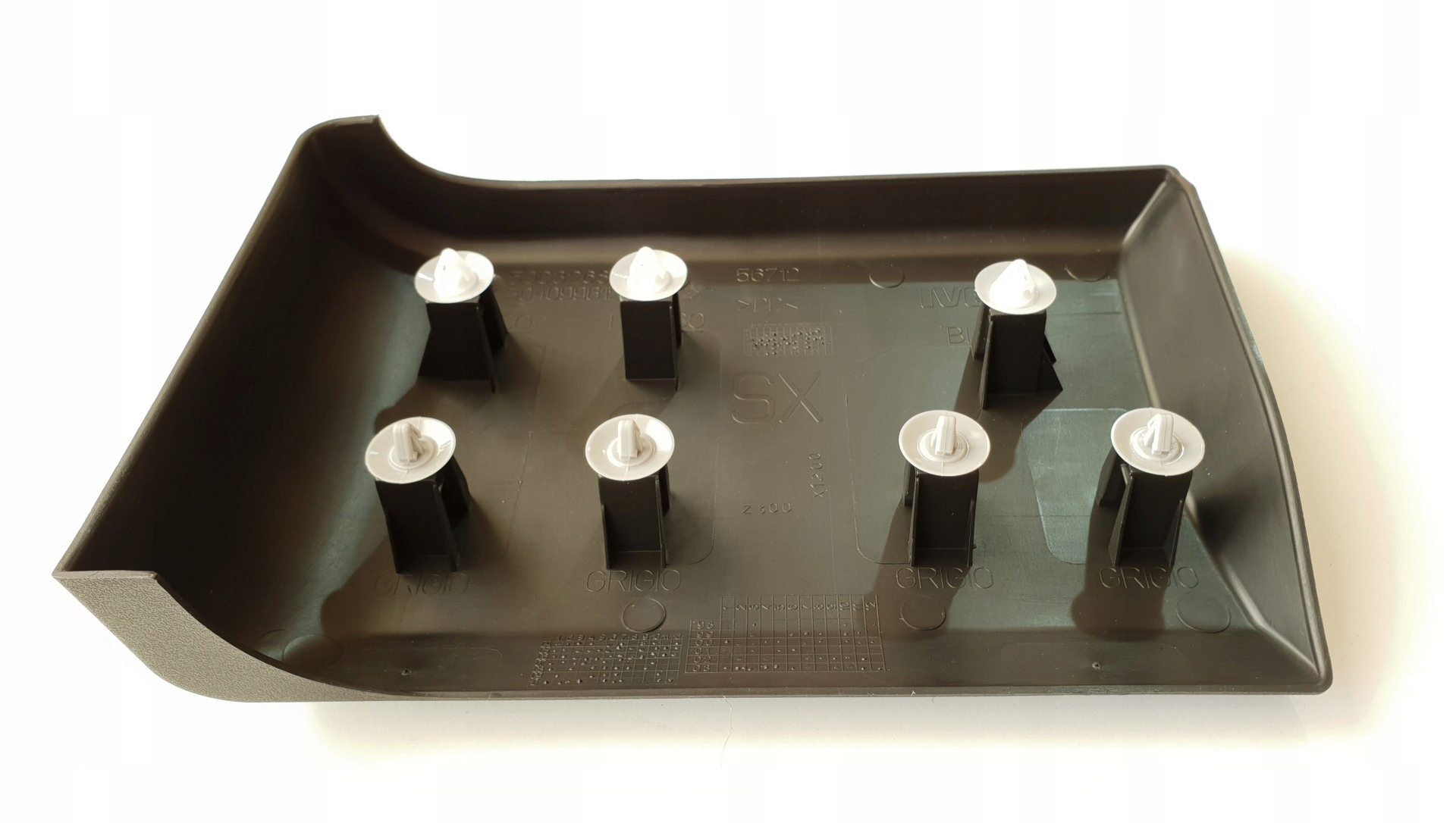 LISTWA KABINY LEWA POD WLEW IVECO DAILY 2000-2014 Kolor czarny