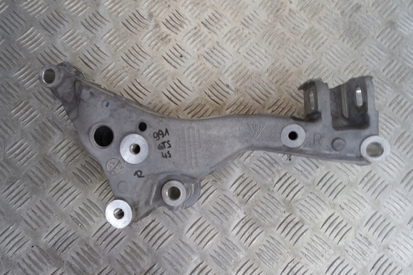 PORSCHE 991 ПІДТРИМУВАЧ ТРАВЕРСА ЗАД. ПРАВИЙ 99133115210