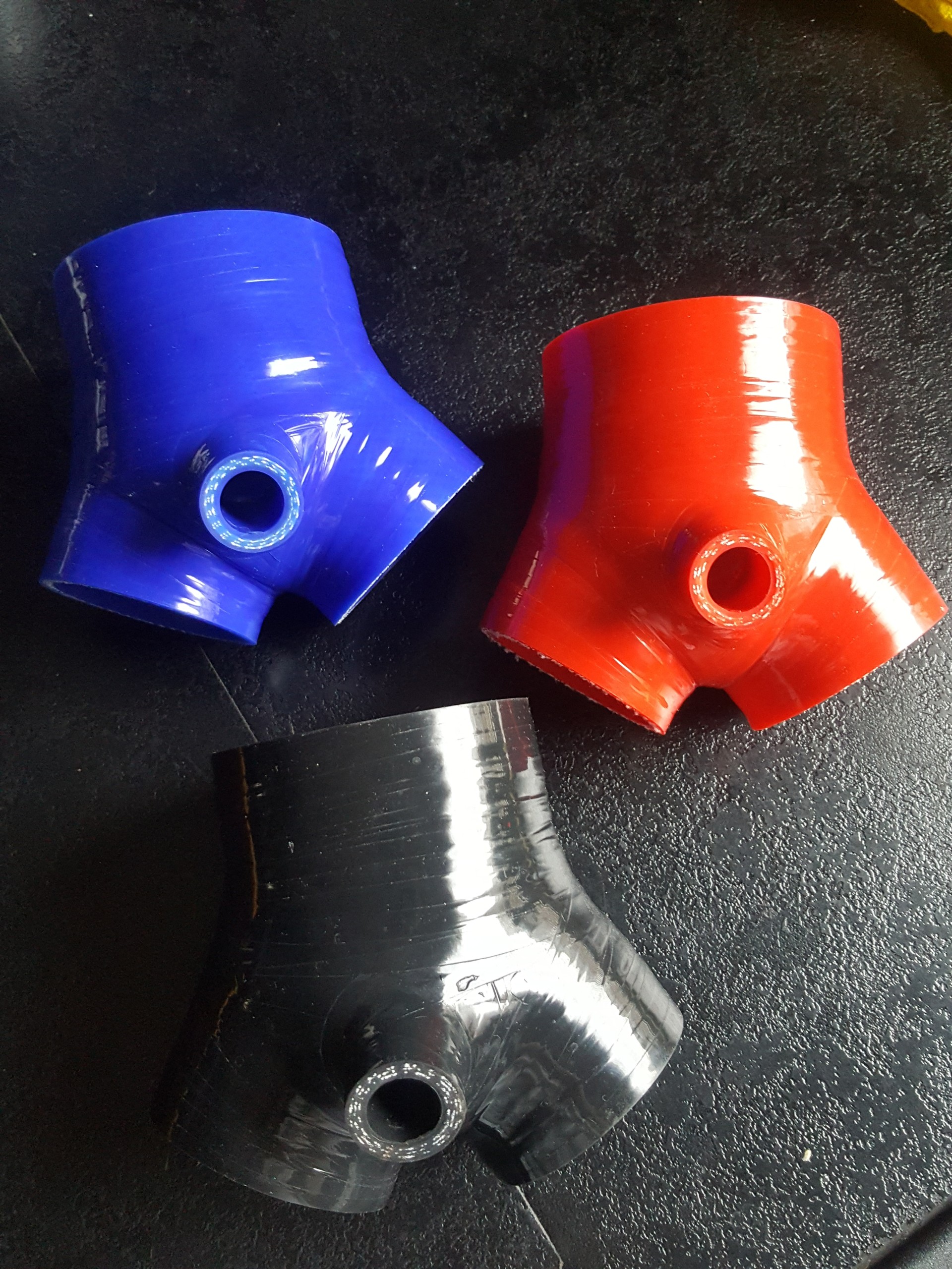 Trojnik silikonowy 2 7 Biturbo Audi S4 A6 CZERWONY