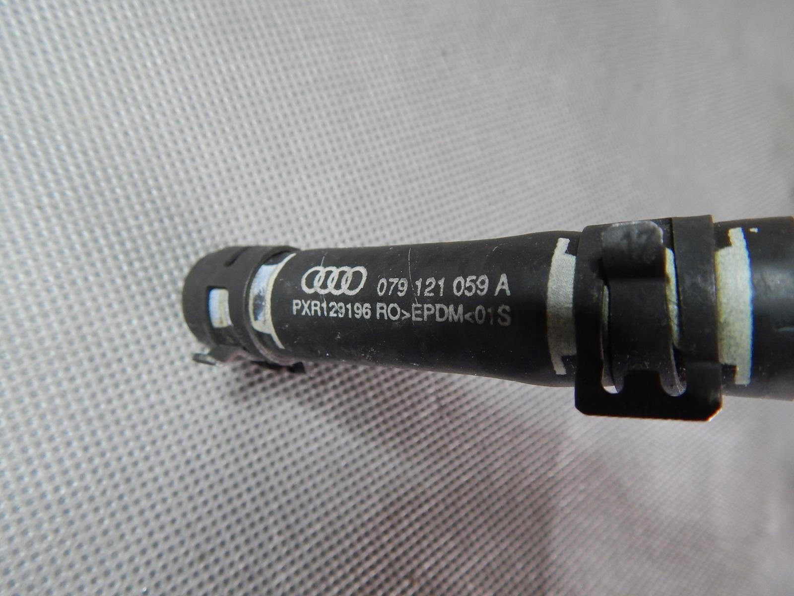 AUDI A8 L hose WODNA 079121059A