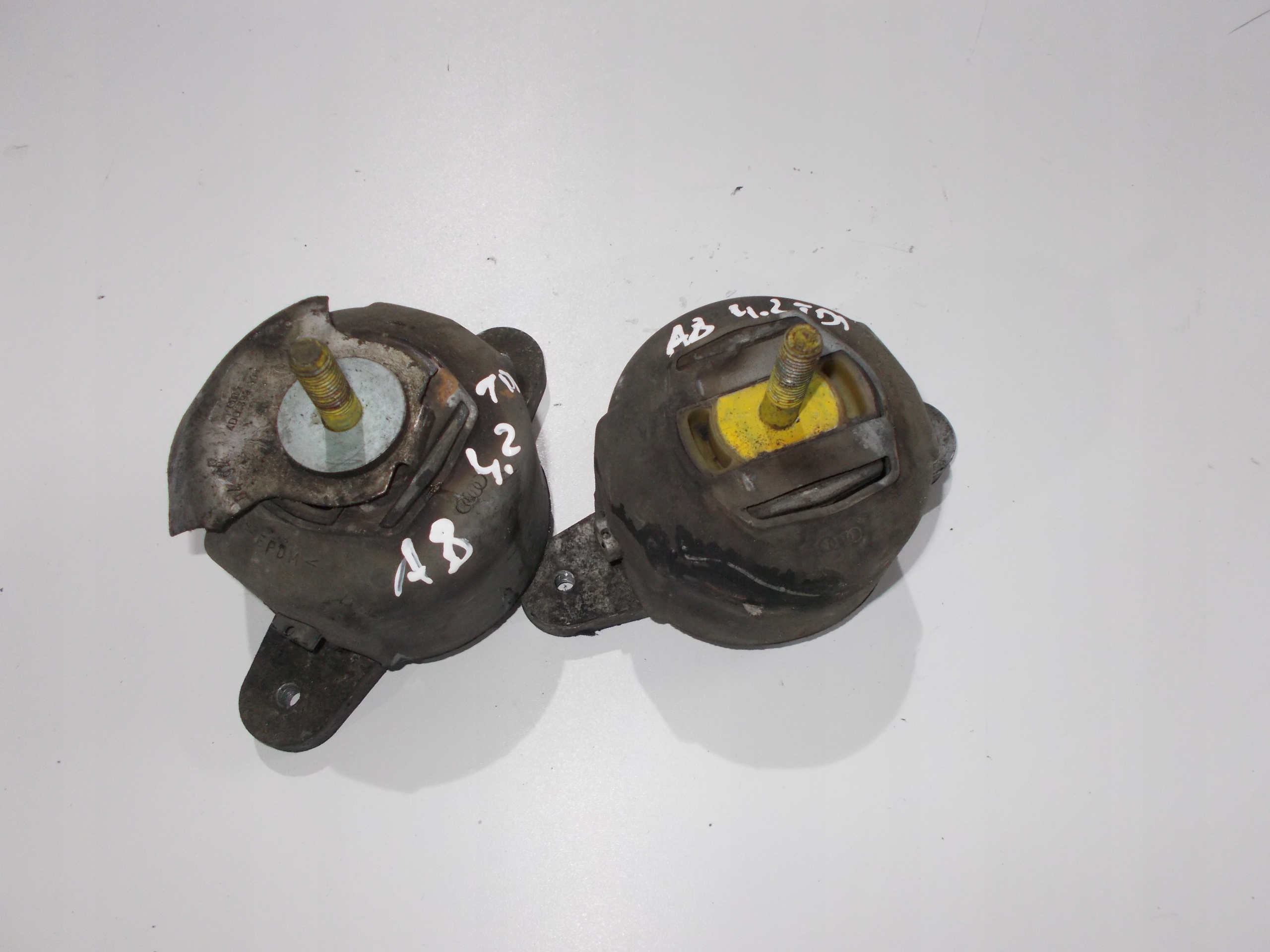 AUDI A8 D3 2.7 4.2 TDI подушки двигателя