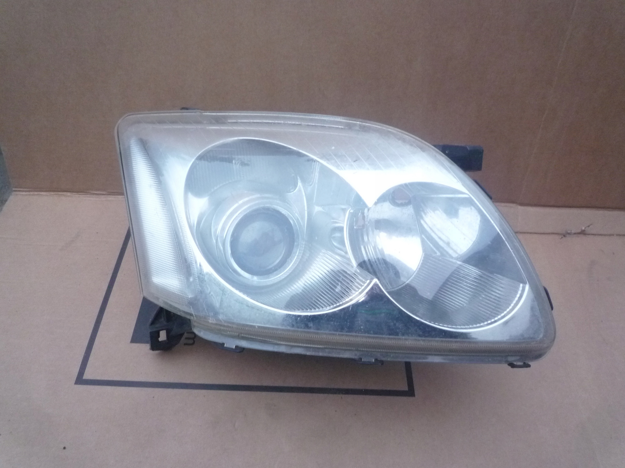 Lampa przednia prawa Toyota Avensis T25 7652612710