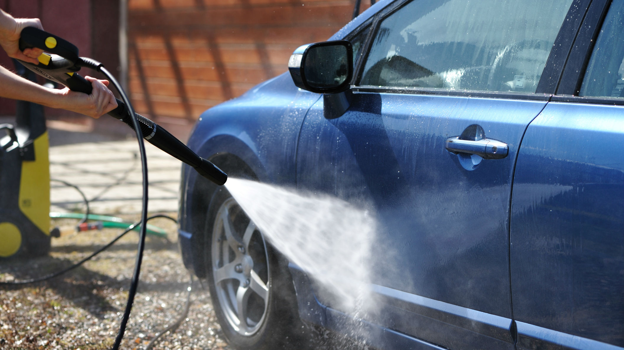 Jak dobrze umyć samochód myjką ciśnieniową? Allegro.pl