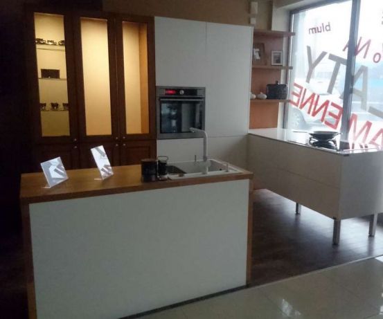 Meble kuchenne z wyspą z ekspozycji blat silestone