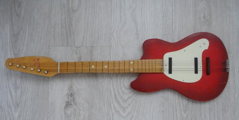 Zabawkowa gitara z PRL