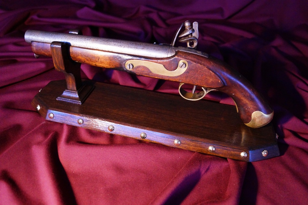 Stojak na pistolet skałkowy