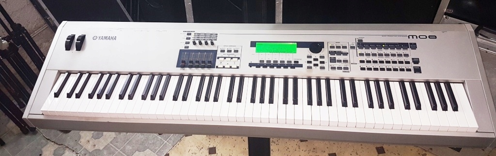 YAMAHA MO8 + CASE pack