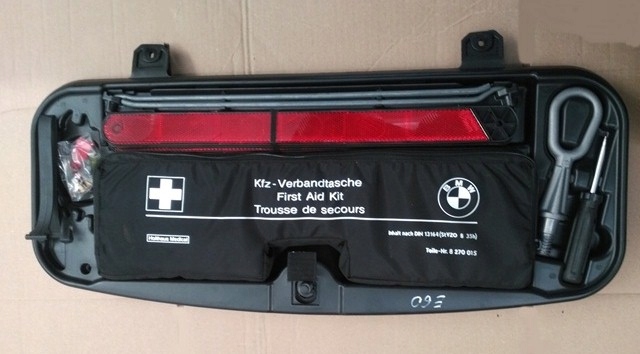 BMW e60 schowek narzędzia trójkąt apteczka