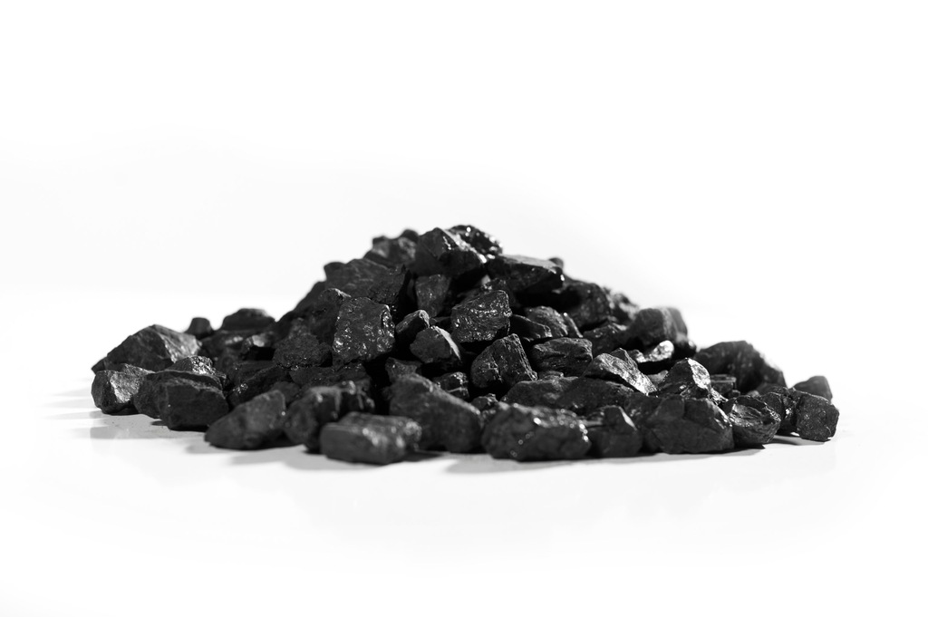 Лучший каменный уголь. Уголь. Дробленый уголь. Уголь на белом фоне. Сахарный уголь.