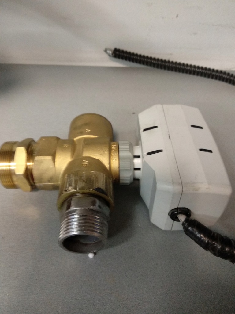 Zawór trójdrożny 3 D siłownik 230V bufor pompa