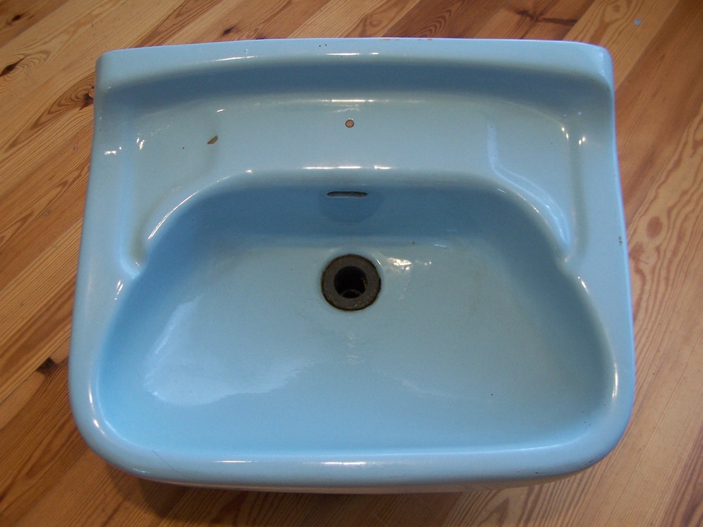 stara ceramiczna umywalka niebieska
