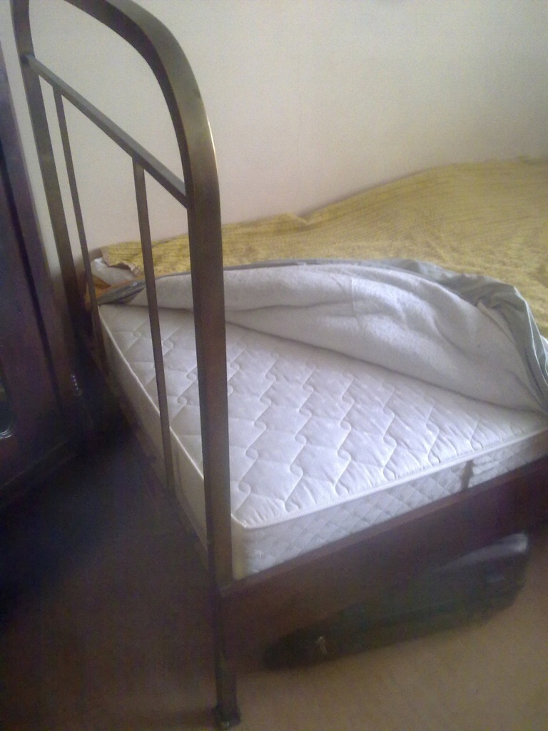 przedwojenne łóżko mośiężne