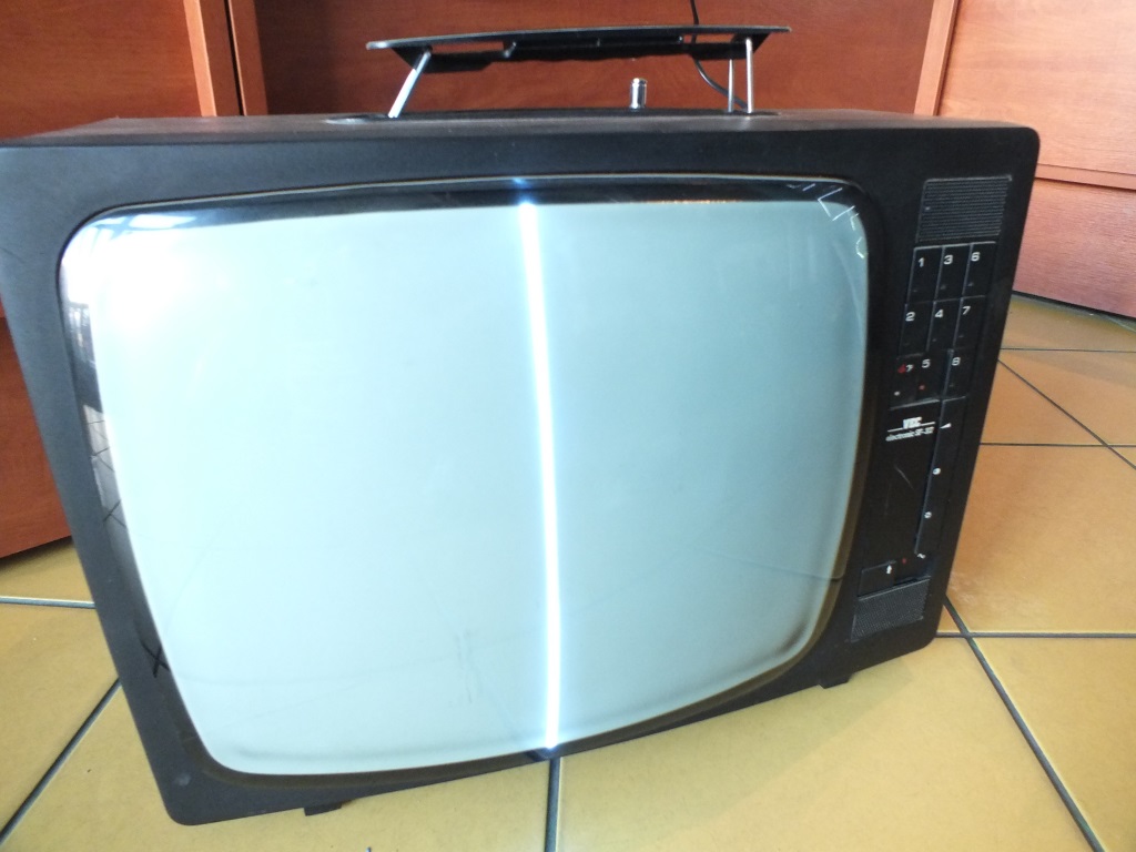 STARY TELEWIZOR VEC ELECTRONIC SF 317 WŁĄCZA SIĘ