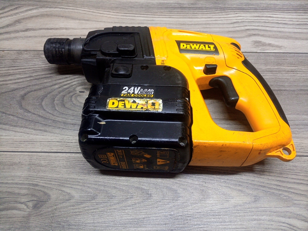 Mlotowiertarka Udarowa DeWalt DW005 24V aku 3.0Ah