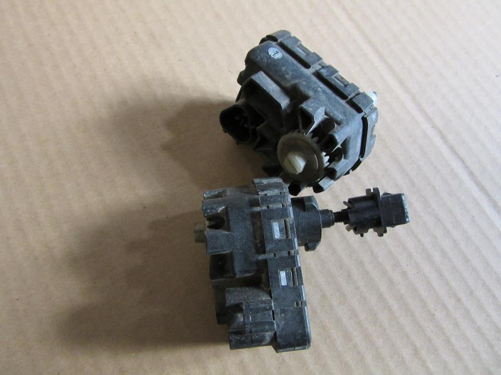 Nissan Navara D22 02-05 SILNICZEK REGULACJI LAMPY
