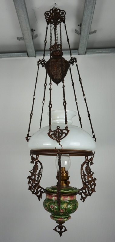 Piękna wisząca lampa naftowa z motywem mysliwskim