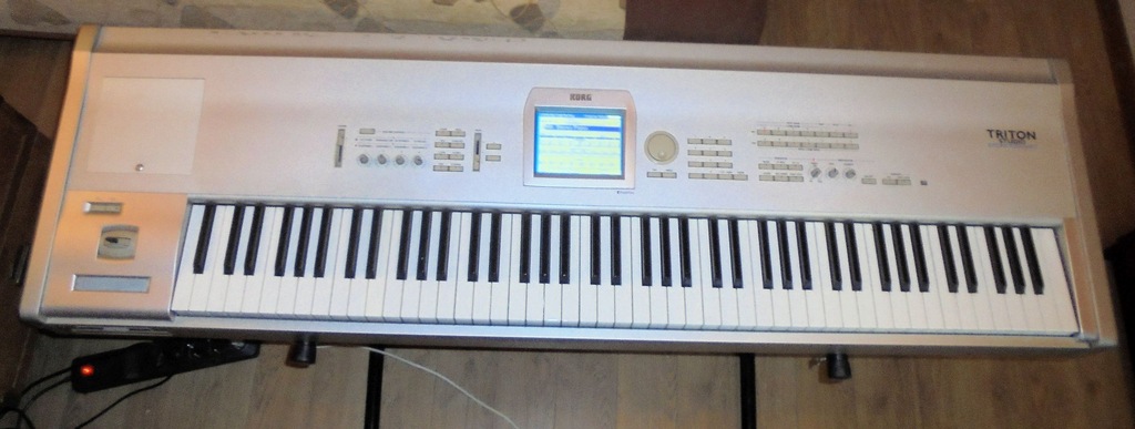 Korg Triton Studio 88 workstation + MOSS