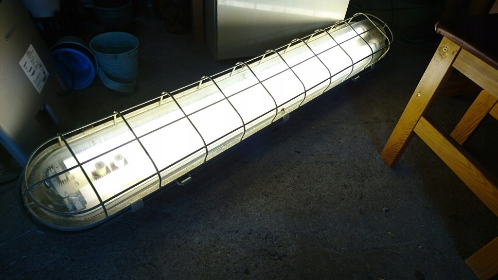 Lampa jarzeniowa świetlówka DDR VEB loft z osłoną