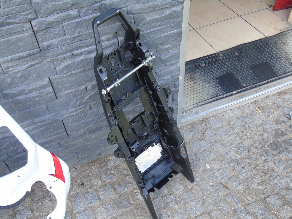 Yamaha R6 RJ11 RJ15 stelaż rama wypełnienie zamek