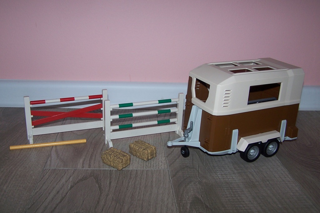 schleich przyczepa dla koni i 2 przeszkody 42091