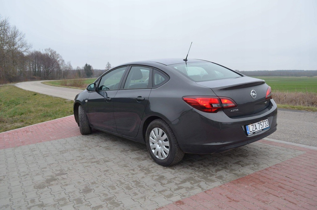 Opel astra j sedan