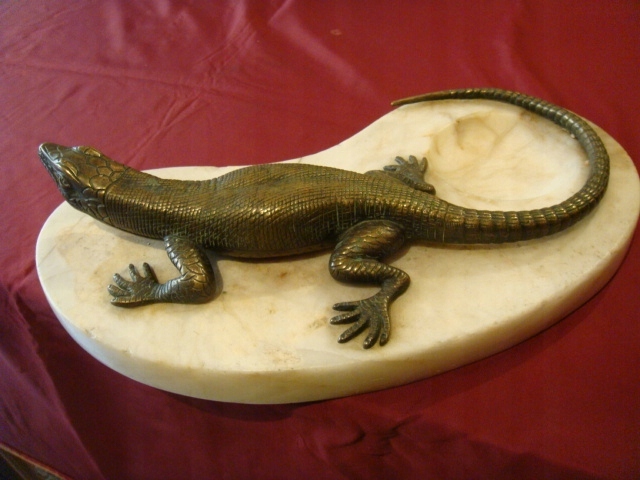 Jaszczurka - brąz - na podstawie z marmuru -31 cm.