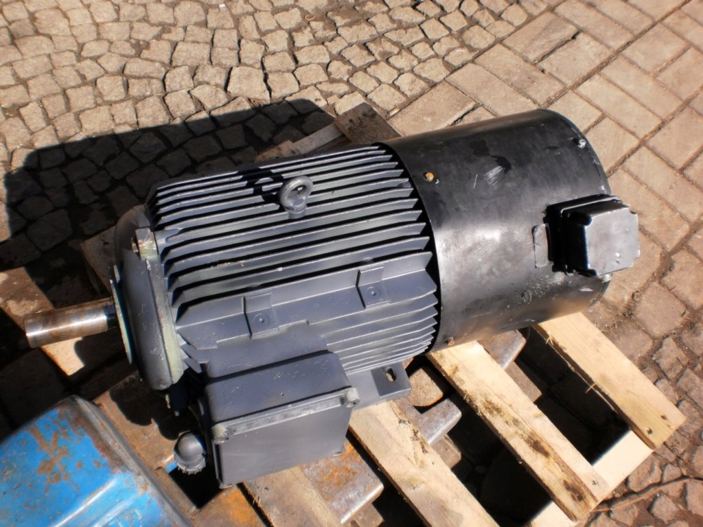 silnik elektryczny 7,5 kw 700 obrotow