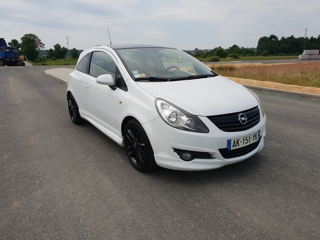 Opel Corsa D biała pakiet opc