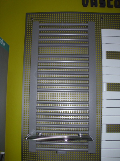 GRZEJNIK VASCO PRADO 50X101 CM KOLOR RAL 9007